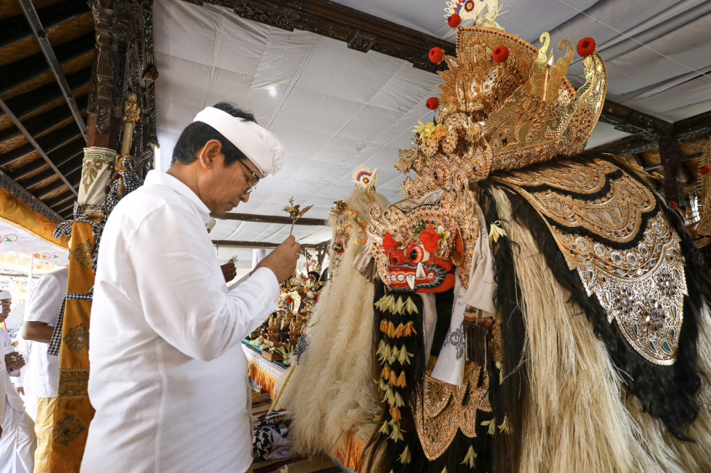 Sekda Adi Arnawa Hadiri Ngeratep dan Ngodakin Tapakan Pura Rempak Taman Sari Kapal